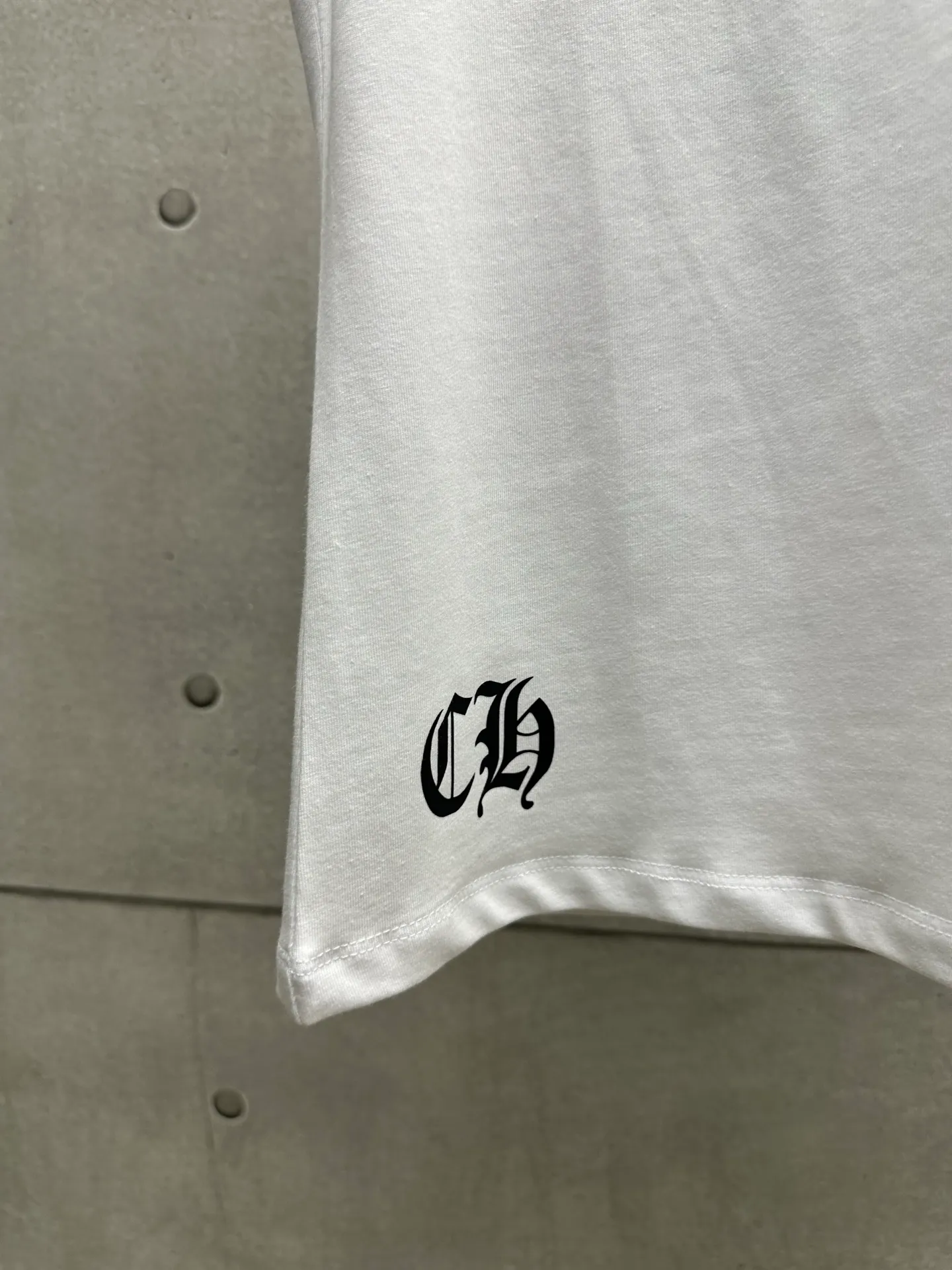 P126 #068 CHROME HEARTS 25SS women's T-shirt. Made of 220G original consistent fabric. V-neck women's waist style. The whole body is made of imported digital direct printing. Color: Black White Size: S M L